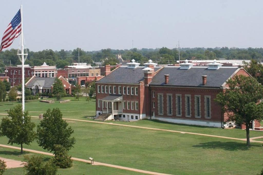 Old Fort Loft King & Queen Suites Nearest Accomodation To Marshals Museum Power Your Ev For Free! فورت سميث المظهر الخارجي الصورة